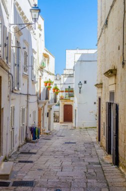 İtalyan şehrinde beyaz dar bir caddenin manzarası