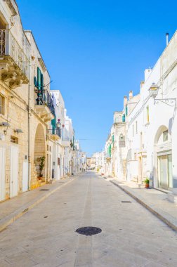 İtalyan şehrinde beyaz dar bir caddenin manzarası