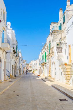 İtalyan şehrinde beyaz dar bir caddenin manzarası