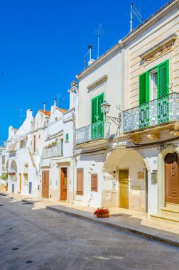 İtalyan şehrinde beyaz dar bir caddenin manzarası