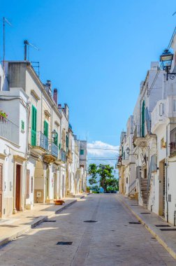 İtalyan şehrinde beyaz dar bir caddenin manzarası
