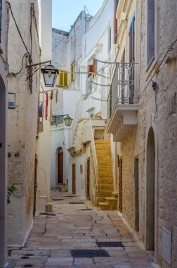 İtalyan şehrinde beyaz dar bir caddenin manzarası