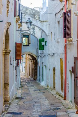 İtalyan şehri Ostun 'da beyaz dar bir sokak manzarası