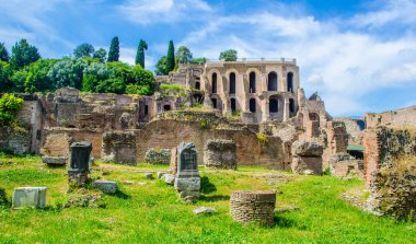 Her yıl binlerce turist antik çağlarda şehir merkezi olan İtalya 'nın başkenti Roma' daki forum harabelerinde gezinir..