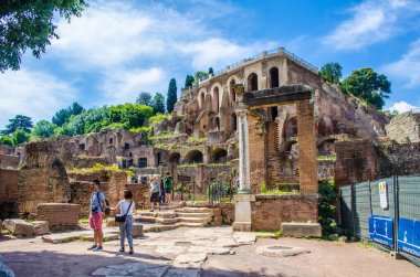 Her yıl binlerce turist antik çağlarda şehir merkezi olan İtalya 'nın başkenti Roma' daki forum harabelerinde gezinir..