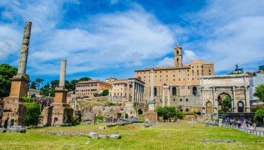 Her yıl binlerce turist antik çağlarda şehir merkezi olan İtalya 'nın başkenti Roma' daki forum harabelerinde gezinir..