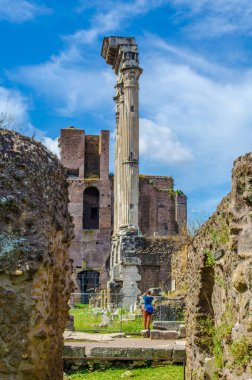 Her yıl binlerce turist antik çağlarda şehir merkezi olan İtalya 'nın başkenti Roma' daki forum harabelerinde gezinir..