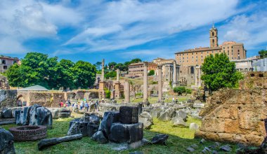 Her yıl binlerce turist antik çağlarda şehir merkezi olan İtalya 'nın başkenti Roma' daki forum harabelerinde gezinir..