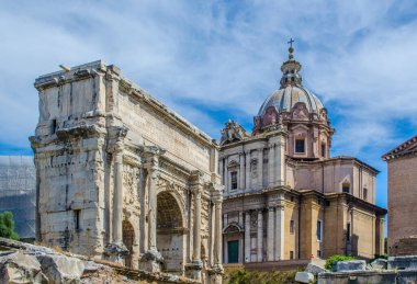 Her yıl binlerce turist antik çağlarda şehir merkezi olan İtalya 'nın başkenti Roma' daki forum harabelerinde gezinir..