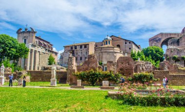 Her yıl binlerce turist antik çağlarda şehir merkezi olan İtalya 'nın başkenti Roma' daki forum harabelerinde gezinir..