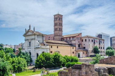 Her yıl binlerce turist antik çağlarda şehir merkezi olan İtalya 'nın başkenti Roma' daki forum harabelerinde gezinir..