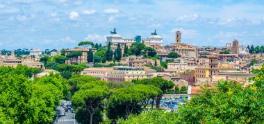 Roma 'daki Aventine Hill' in tepesinden Roma 'nın havadan görünüşü. Burası da Vatikan' daki Aziz Peter Anıtı, Vittoriano Anıtı ve Bazilikası 'nın manzarasını sunuyor..