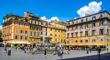 İnsanlar Roma 'nın Trastevere bölgesinde, Bazilika' nın önünde bulunan Santa Maria Meydanı 'nda geziniyorlar..