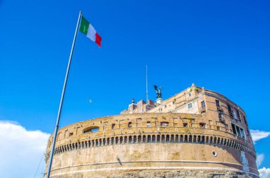 Roma, İtalya 'daki Castel Sant Angelo' nun tepesinde.