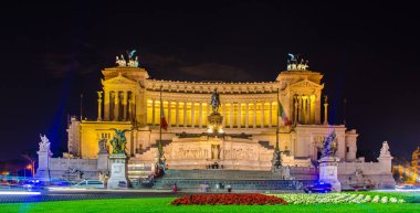 Altare della Patria 'nın (Anavatanın Sunağı) gece manzarası, İtalya' nın Roma kentinde bulunan 2. Vittorio Emanuele Anıtı olarak da bilinir.
