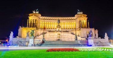 Altare della Patria 'nın (Anavatanın Sunağı) gece manzarası, İtalya' nın Roma kentinde bulunan 2. Vittorio Emanuele Anıtı olarak da bilinir.