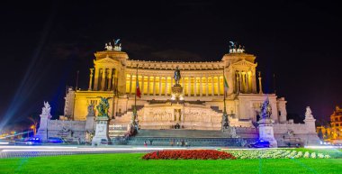 Altare della Patria 'nın (Anavatanın Sunağı) gece manzarası, İtalya' nın Roma kentinde bulunan 2. Vittorio Emanuele Anıtı olarak da bilinir.