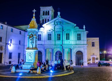 St. Bartholomew Bazilikası 'nın adadaki gece manzarası (Basilica di San Bartolomeo all' Isola). İçinde Havari Aziz Bartholomew 'un kalıntıları var..