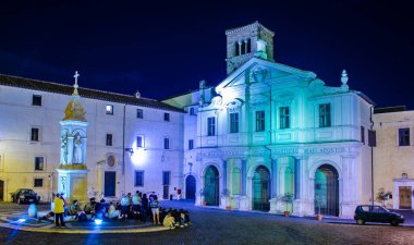 St. Bartholomew Bazilikası 'nın adadaki gece manzarası (Basilica di San Bartolomeo all' Isola). İçinde Havari Aziz Bartholomew 'un kalıntıları var..