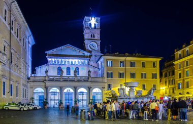 Roma 'nın Trastevere bölgesindeki Bazilika' nın önünde yer alan Piazza di Santa Maria 'nın gece manzarası..