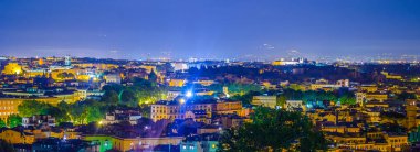 Gianicolo Tepesi 'nin tepesinden çekilen gece manzarası. Ufuktaki en ilginç anıt kar beyazı vittoriano binasıdır..