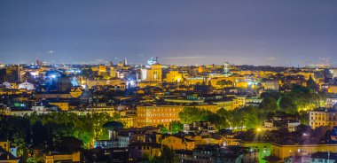Gianicolo Tepesi 'nin tepesinden çekilen gece manzarası. Ufuktaki en ilginç anıt kar beyazı vittoriano binasıdır..