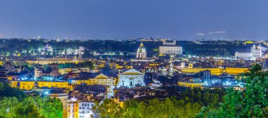 Gianicolo Tepesi 'nin tepesinden çekilen gece manzarası. Ufuktaki en ilginç anıt kar beyazı vittoriano binasıdır..