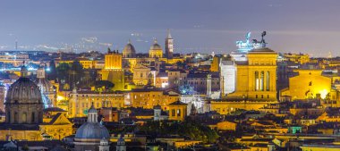 Gianicolo Tepesi 'nin tepesinden çekilen gece manzarası. Ufuktaki en ilginç anıt kar beyazı vittoriano binasıdır..