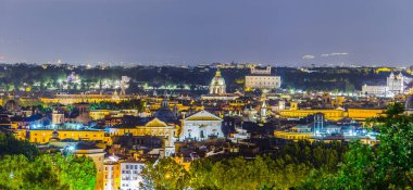 Gianicolo Tepesi 'nin tepesinden çekilen gece manzarası. Ufuktaki en ilginç anıt kar beyazı vittoriano binasıdır..
