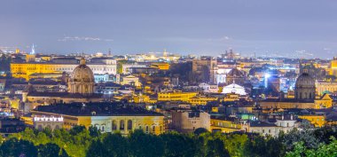 Gianicolo Tepesi 'nin tepesinden çekilen gece manzarası. Ufuktaki en ilginç anıt kar beyazı vittoriano binasıdır..
