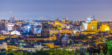 Gianicolo Tepesi 'nin tepesinden çekilen gece manzarası. Ufuktaki en ilginç anıt kar beyazı vittoriano binasıdır..