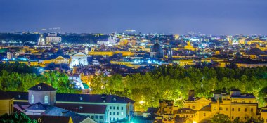 Gianicolo Tepesi 'nin tepesinden çekilen gece manzarası. Ufuktaki en ilginç anıt kar beyazı vittoriano binasıdır..