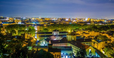 Gianicolo Tepesi 'nin tepesinden çekilen gece manzarası. Ufuktaki en ilginç anıt kar beyazı vittoriano binasıdır..