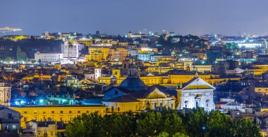 Gianicolo Tepesi 'nin tepesinden çekilen gece manzarası. Ufuktaki en ilginç anıt kar beyazı vittoriano binasıdır..