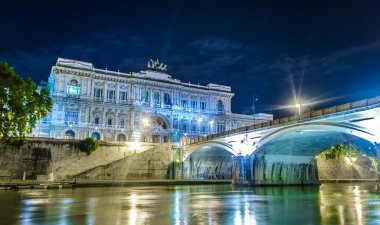 İtalya 'nın başkenti Roma' daki Adalet Sarayı 'nın aydınlık binasının gece görüşü.
