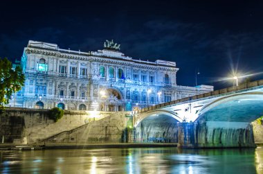 İtalya 'nın başkenti Roma' daki Adalet Sarayı 'nın aydınlık binasının gece görüşü.