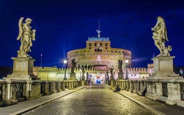 Santangelo Kalesi 'ne giden Ponte Santanagelo üzerinde gece görüşü