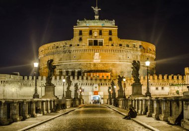 Santangelo Kalesi 'ne giden Ponte Santanagelo üzerinde gece görüşü