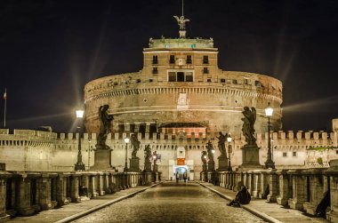 Santangelo Kalesi 'ne giden Ponte Santanagelo üzerinde gece görüşü