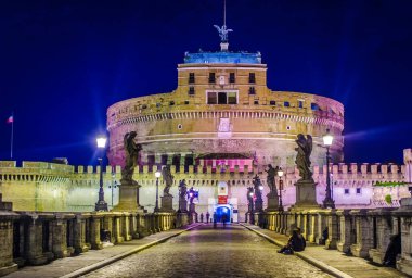 Santangelo Kalesi 'ne giden Ponte Santanagelo üzerinde gece görüşü