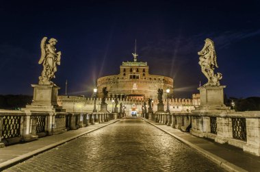 Santangelo Kalesi 'ne giden Ponte Santanagelo üzerinde gece görüşü