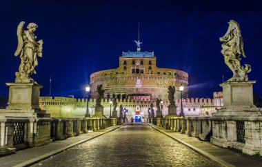 Santangelo Kalesi 'ne giden Ponte Santanagelo üzerinde gece görüşü