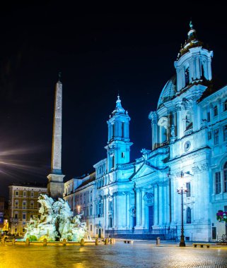 Roma 'daki Piazza Navona üzerinde gece görüşü