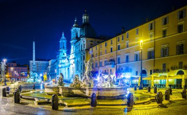 Roma 'daki Piazza Navona üzerinde gece görüşü