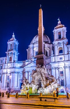 Roma 'daki Piazza Navona üzerinde gece görüşü