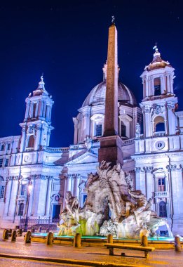 Roma 'daki Piazza Navona üzerinde gece görüşü