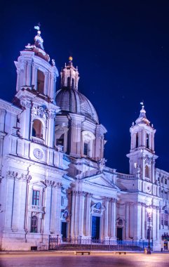 Roma 'daki Piazza Navona üzerinde gece görüşü