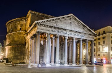 Roma 'daki panteon üzerinde gece görüşü