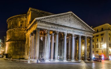 Roma 'daki panteon üzerinde gece görüşü