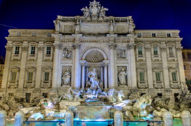 Roma 'da fontana di trevi üzerinde gece görüşü